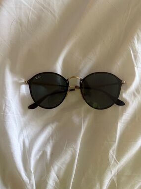 Ray-Ban Women's Black Frame Sunglasses with Green Lenses